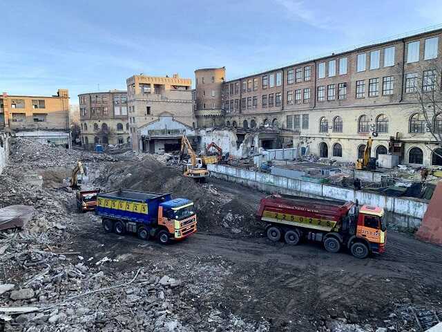 Демонтаж дома с помощью самосвалов и экскаваторов