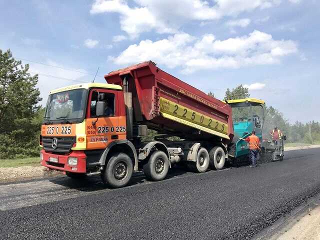 Процесс укладки асфальта на автомагистрали