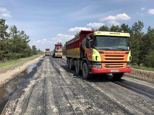 Самосвал компании МитПарк в строительстве дорог